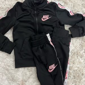 Girls Nike Jogging Suit